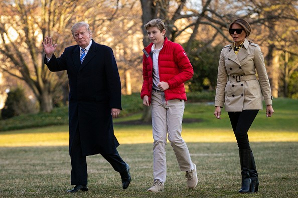 Мелания Трамп в тренче Burberry и платке Hermès