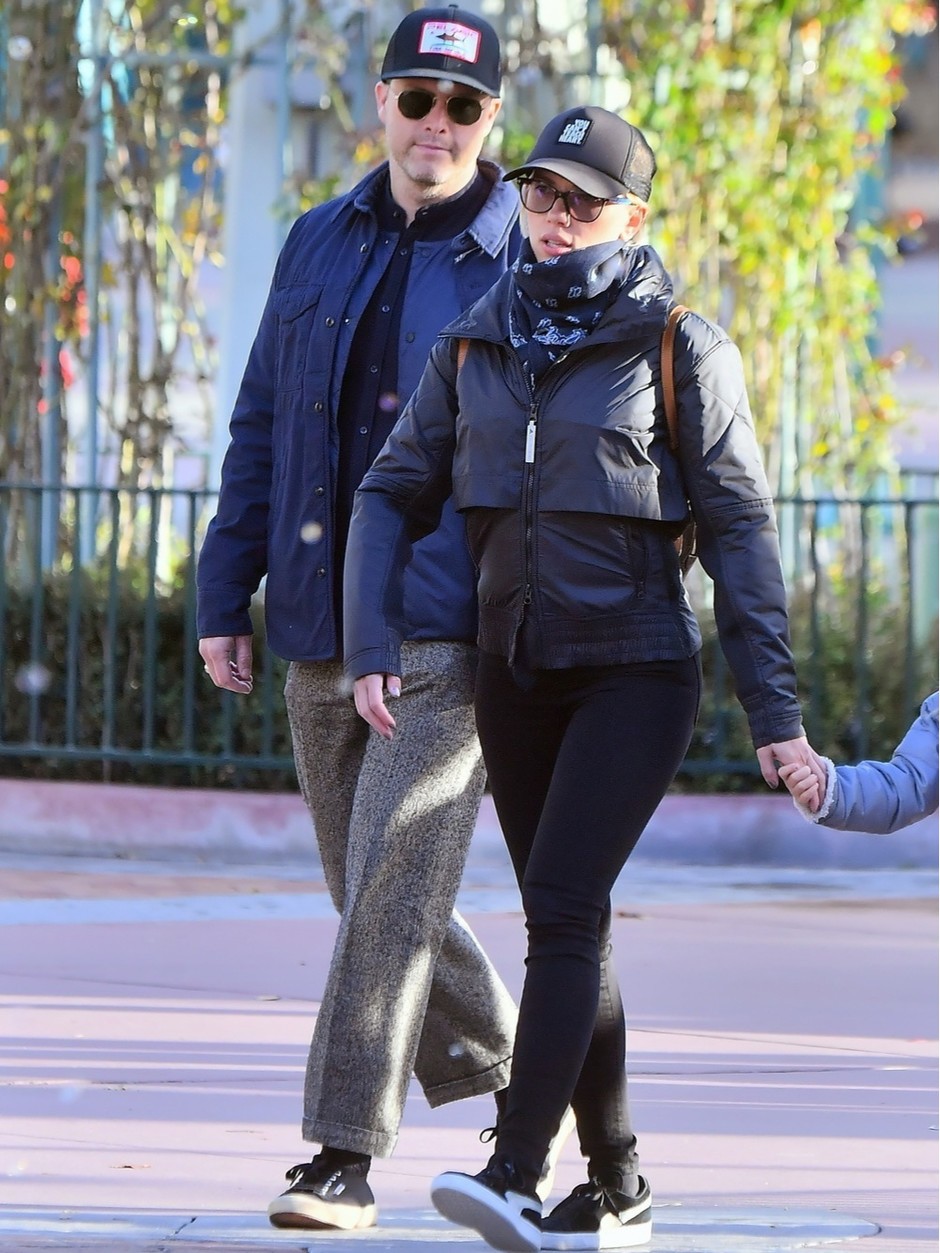 Скарлетт Йоханссон в Disneyland с дочерью Роуз