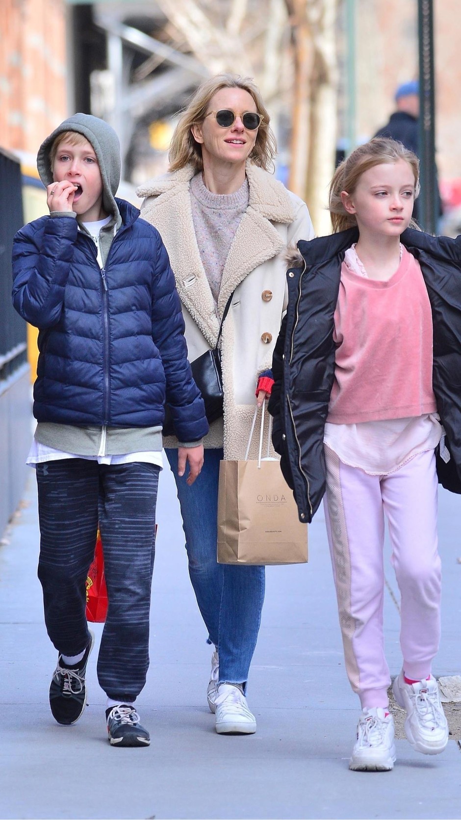 Наоми Уоттс на прогулке с детьми в Нью-Йорке