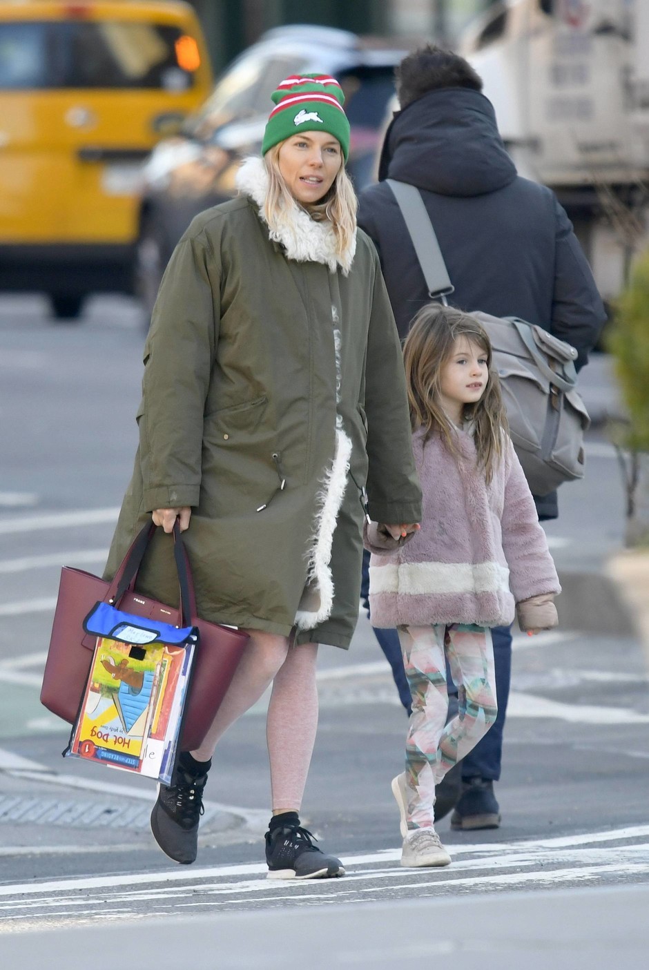 Сиенна Миллер с дочерью Марлоу на прогулке в Нью-Йорке