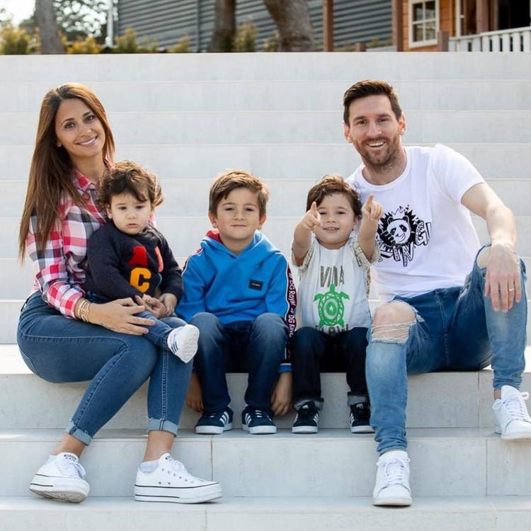 Футболист Лионель Месси опубликовал фото с тремя детьми и женой