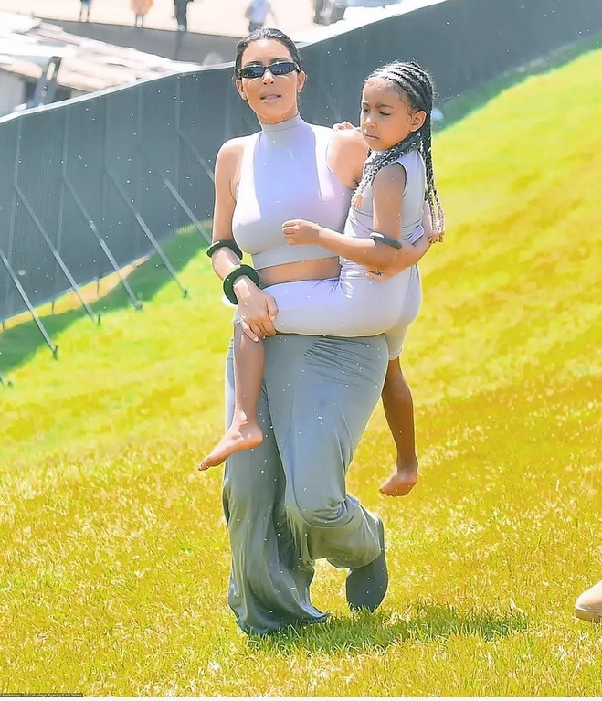 Ким Кардашьян носит кроп-топ без нижнего белья и агли шуз