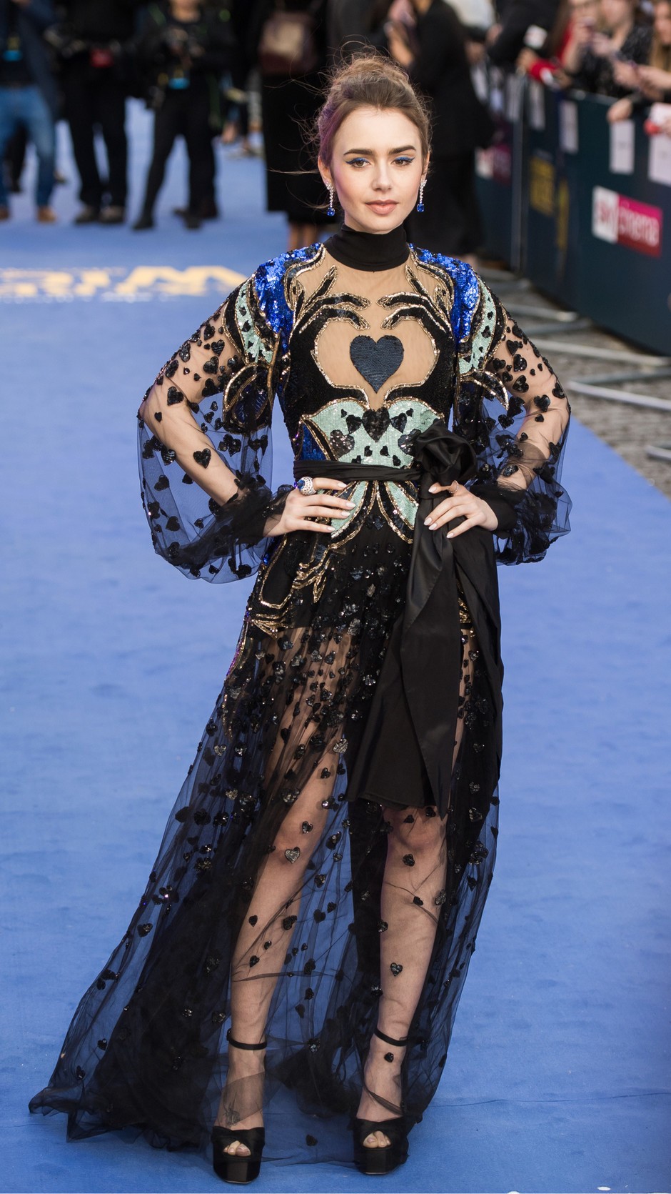 Лили Коллинз на премьере в платье Ellie Saab, сапфирах и бриллиантах