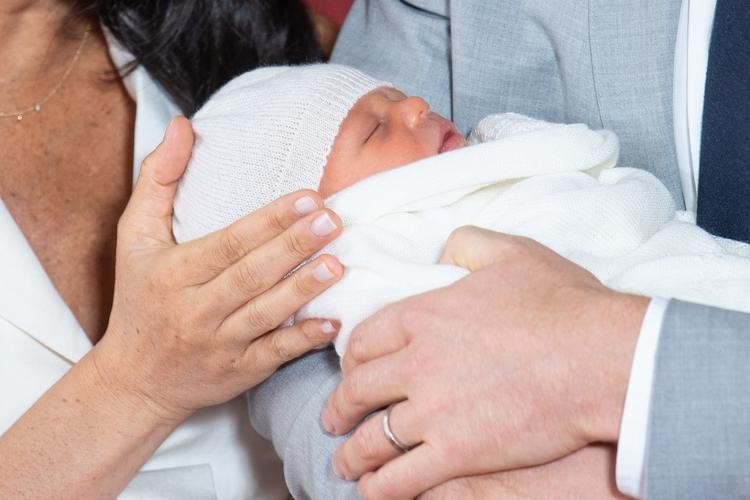 Опубликованы первые фото новорожденного сына принца Гарри и Меган Маркл