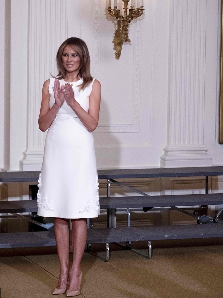 Мелания Трамп в белом платье Prada и нюдовых лодочках