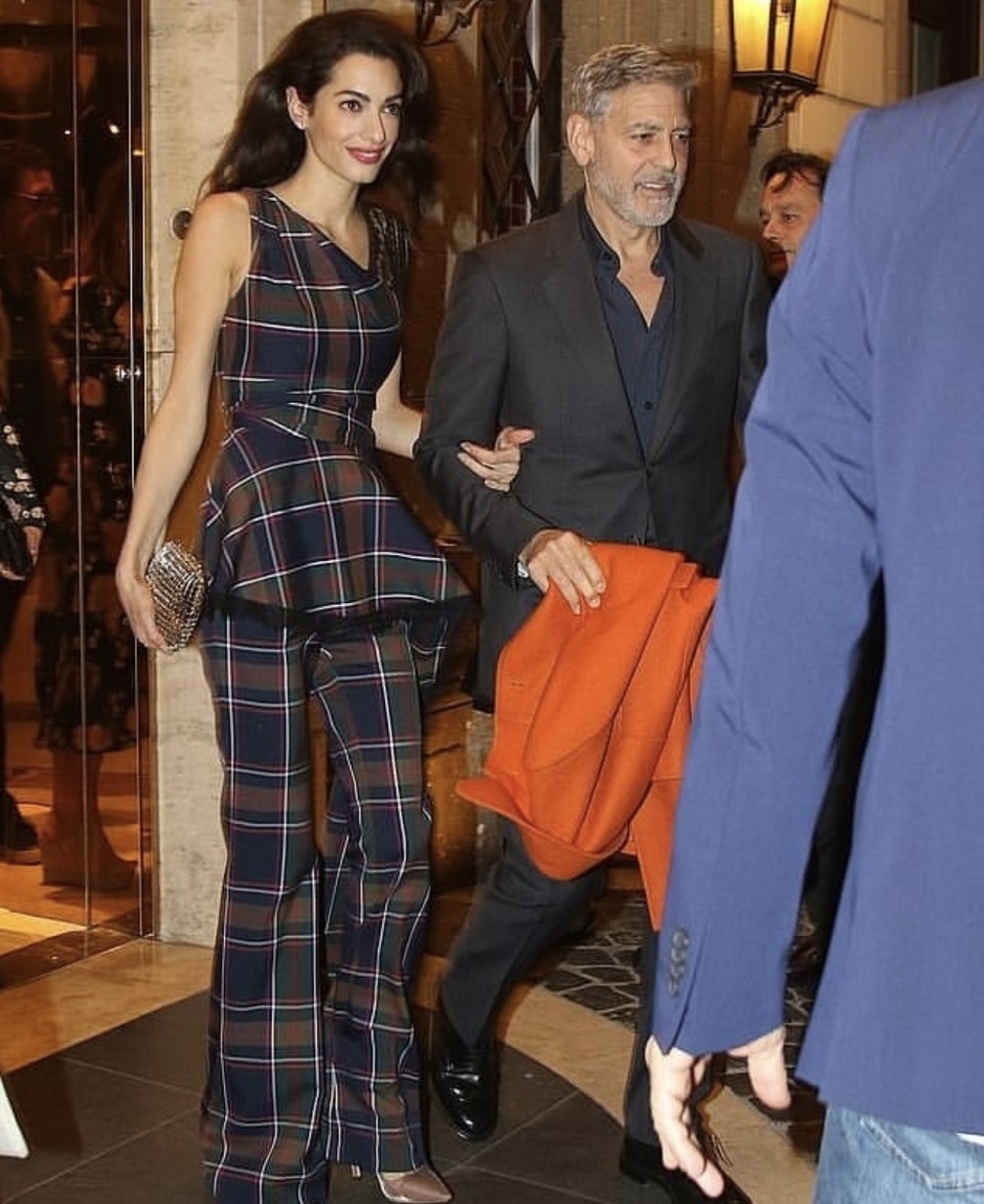 Амаль Клуни в стильном, сексуальном, сногсшибательном костюме в клетку