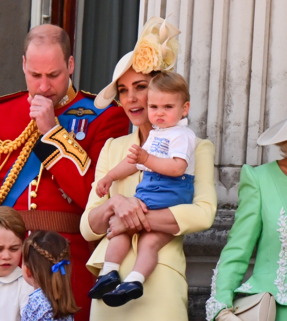 Королевское наследство: принц Луи носит детские вещи своего дяди Гарри