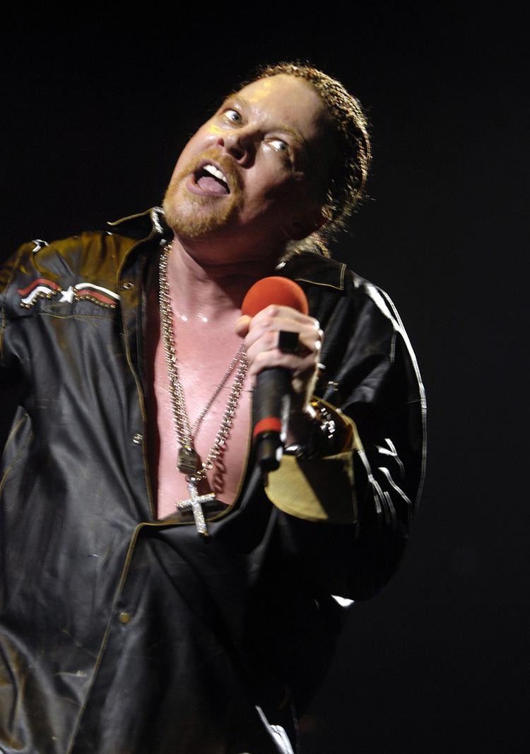 Постаревший и располневший хулиган Эксл Роуз из Guns N' Roses продолжает зажигать