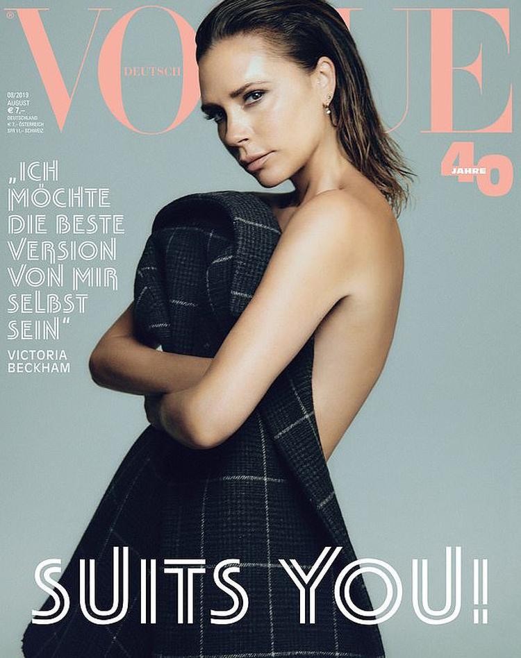 Виктория Бекхэм снялась топлес для обложки Vogue, прикрывшись жакетом