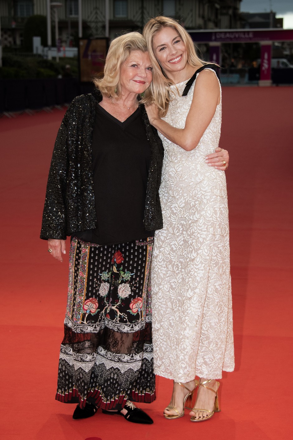 Сиенна Миллер и ее мама на фестивале в Довиле
