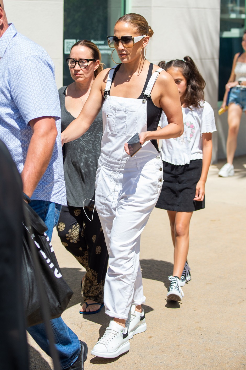 Джей Ло в белом комбинезоне и кроссовках на прогулке с дочерью Эммой