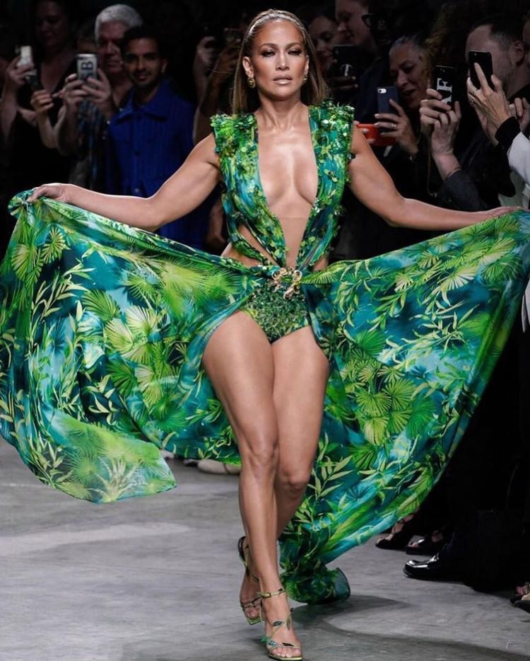 Дженнифер Лопес снова произвела фурор в культовом платье Versace, в котором выходила почти 20 лет назад