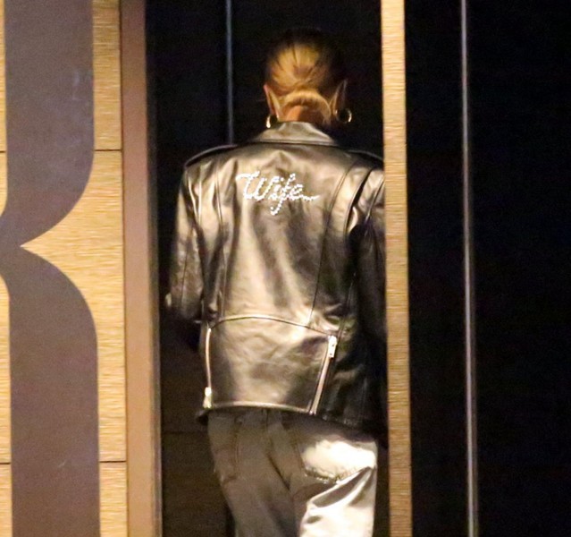 Хейли Бибер подразнила Селену Гомес кожаной курткой с надписью «жена»