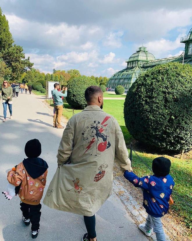 MONATIK с сыновьями гуляет по Вене