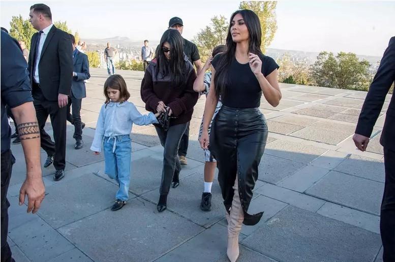 Ким Кардашьян гуляет по Армении в кожаной юбке с разрезом и высоких ботфортах