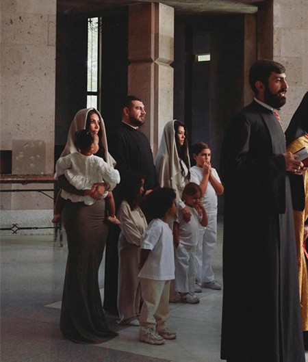 Ким Кардашьян показала новые кадры таинства крещения в Армении