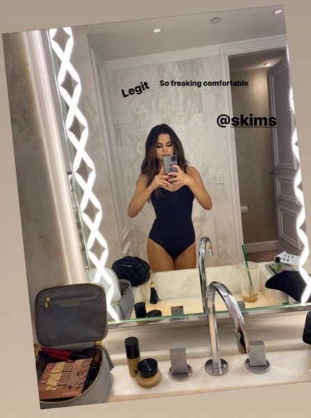 Селена Гомес удалила фото в утягивающем белье Ким Кардашьян после обрушившейся критики