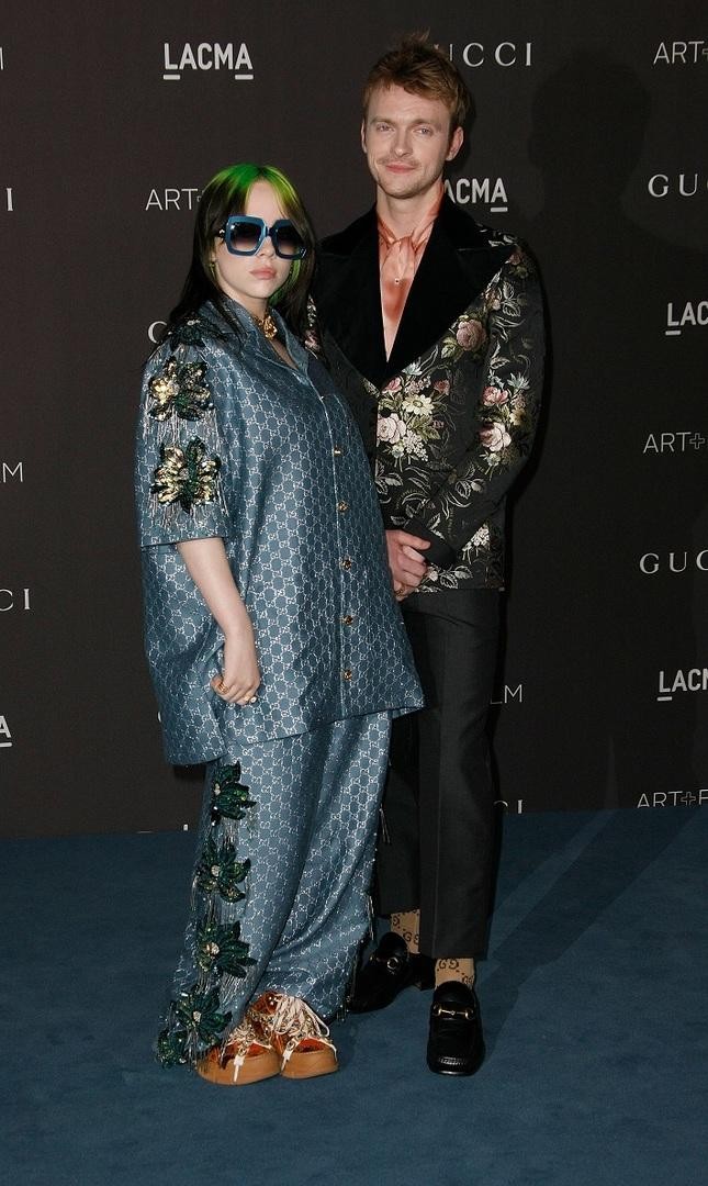 Билли Айлиш в безразмерном пижамном костюме Gucci и с кислотными прядями на гала-вечере в музее