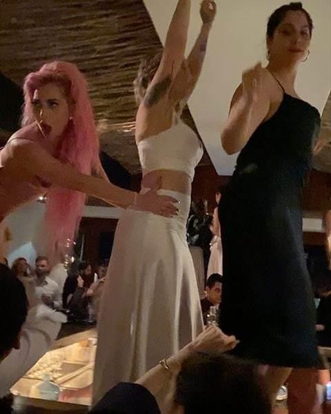 Розовая грива и отвязные танцы: Леди Гага зажгла на свадьбе у подруги
