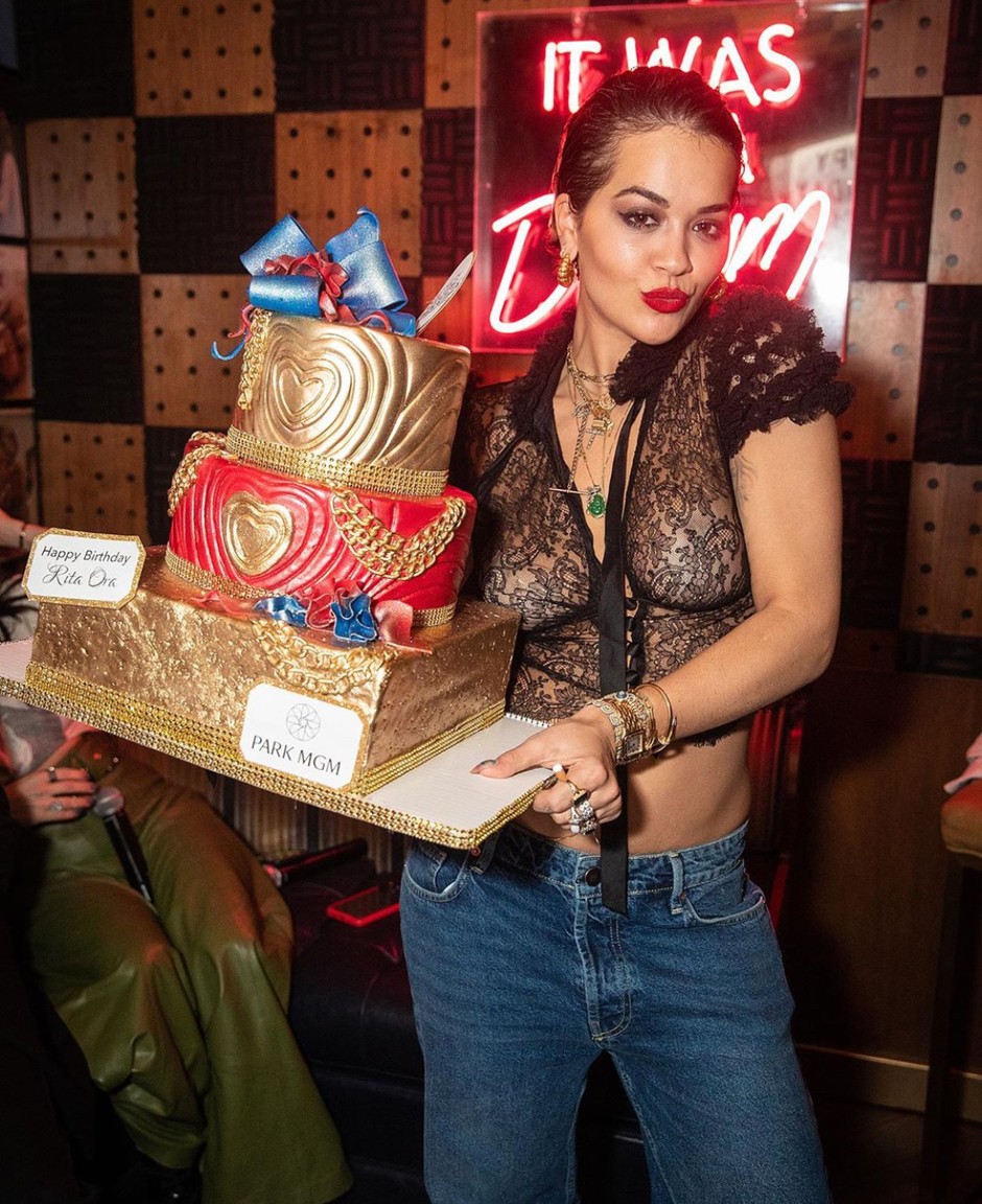 Караоке, торт и кольцо с изумрудами: Рита Ора отметила свой день рождения в Лас-Вегасе
