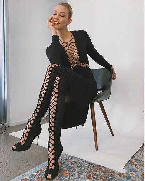 Карли Клосс в провокационном платье Dion Lee и в ботфортах на шнуровке