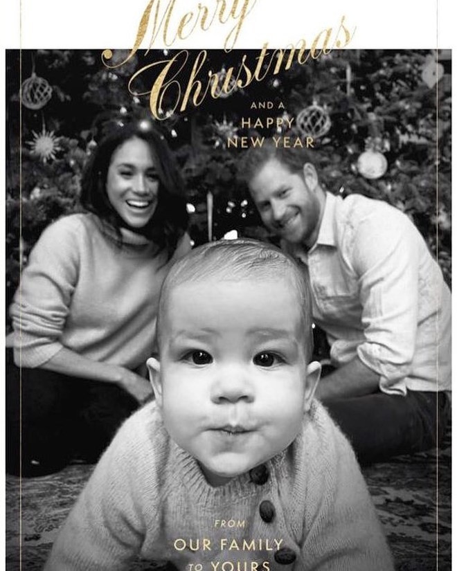 Крошка-сын принца Гарри и Меган Маркл на первой рождественской открытке семьи