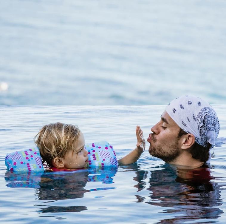 Энрике Иглесиас искупался в бассейне с дочкой и поделился забавным совместным фото