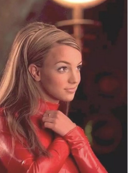Бритни Спирс опубликовала кадр в латексном костюме