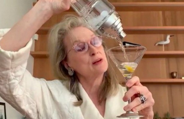 Мэрил Стрип в халате делает себе мартини и открывает бутылку виски (ВИДЕО)