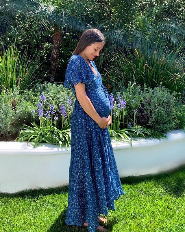 Лиа Мишель подтвердила беременность и показала округлившийся живот