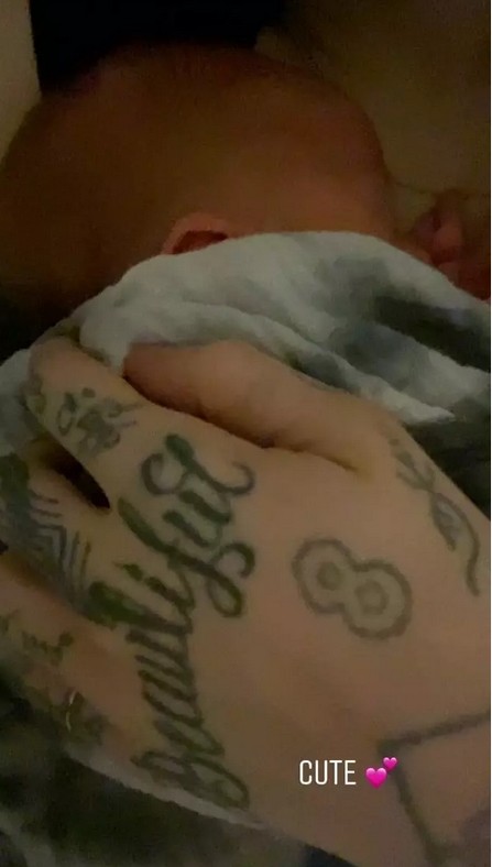 Граймс баюкает крошечного новорожденного сына от Илона Маска