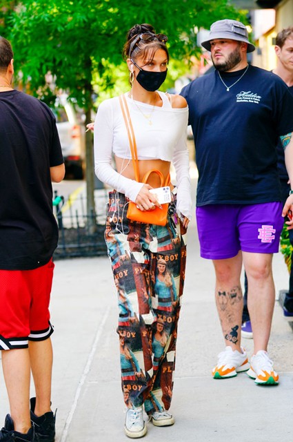 Белла Хадид в защитной маске и джинсах Playboy на шопинге в Нью-Йорке