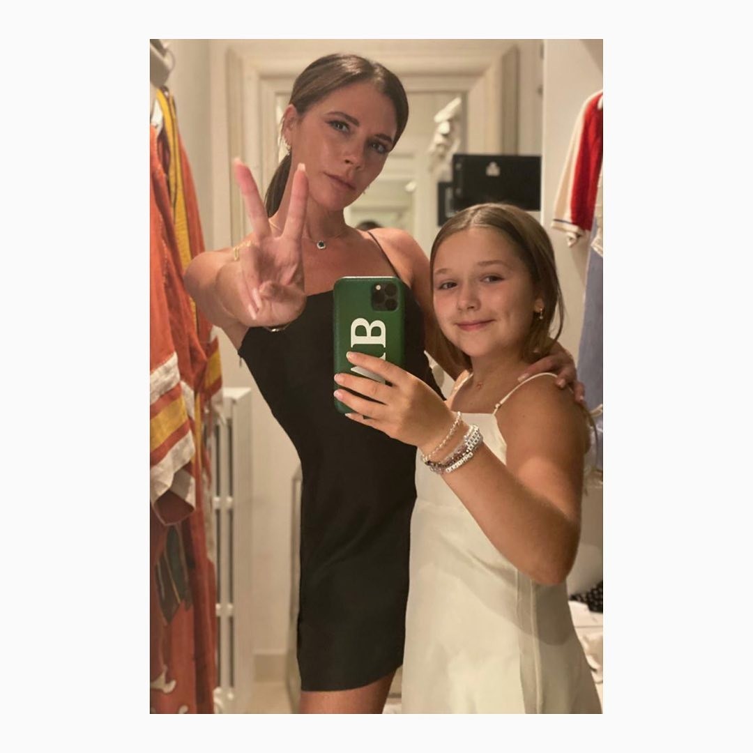 Виктория Бекхэм позирует с 9-летней дочкой Харпер в платьях-комбинациях