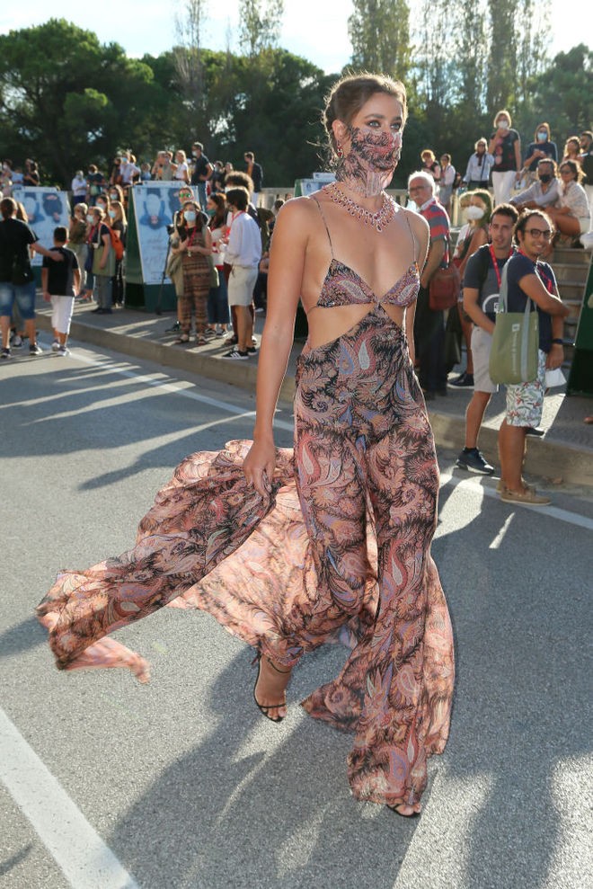 Тейлор Хилл впечатляла откровенными образами на Венецианском фестивале