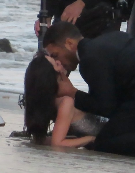Девушку Бена Аффлека засняли на пляже целующейся с другим