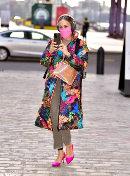 Хайди Клум и Сара Джессика Паркер были замечены на прогулке в супер-ярких пальто