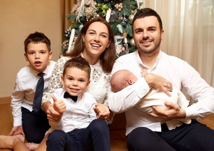 Григорий Решетник покорил рождественским фото с женой и тремя сыновьями