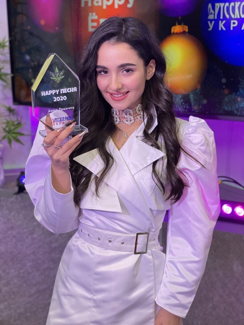 Певица Анна Тринчер получила награду "Лучшая песня года"