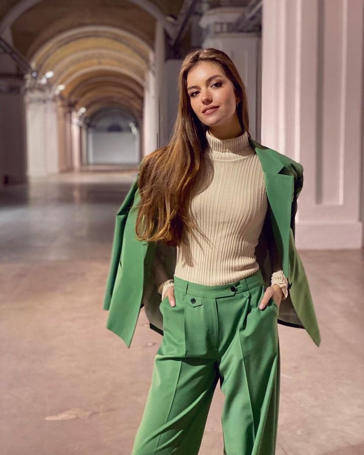 Жена Дмитрия Комарова показала стильный образ в зеленом костюме
