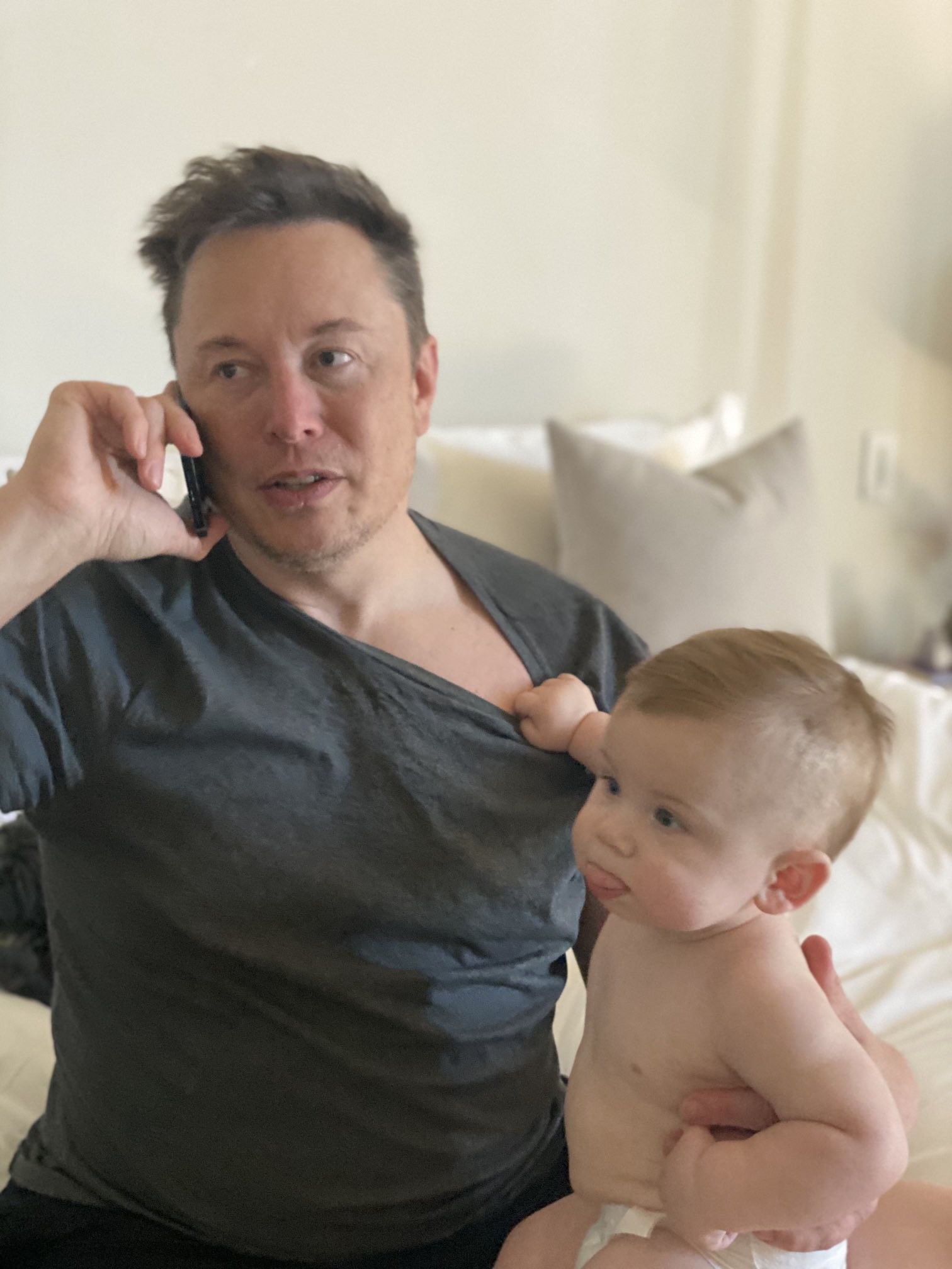 Илон Маск поделился семейным фото с Граймс и сыном 