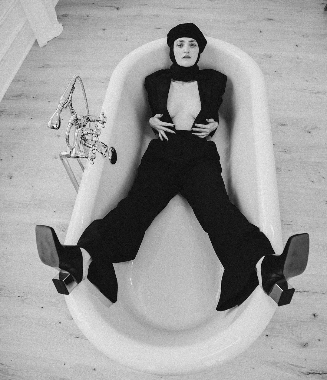 Вера Кекелия устроила провокационную фотосессию в ванной