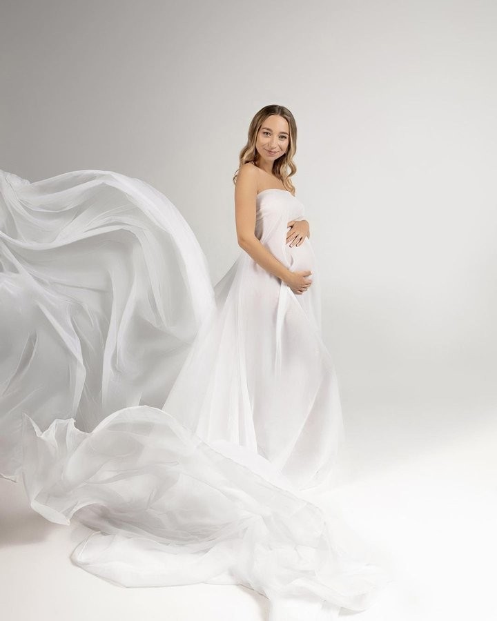 Жена Виктора Павлика снялась в роскошной фотосессии и показала беременный живот