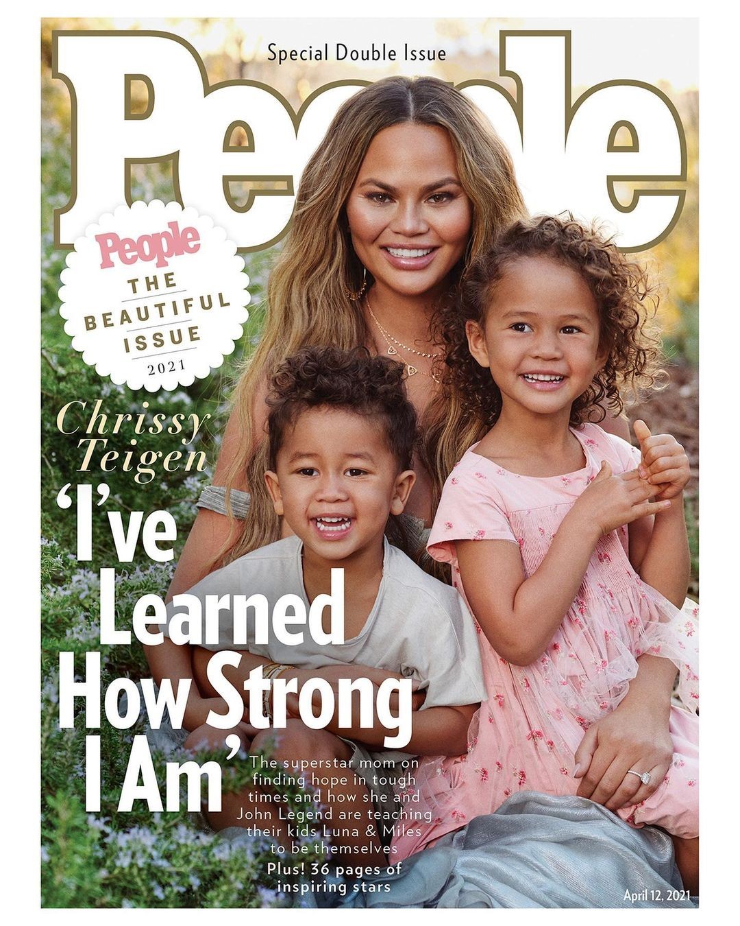 Крисси Тейген с двумя детьми украсила обложку журнала 