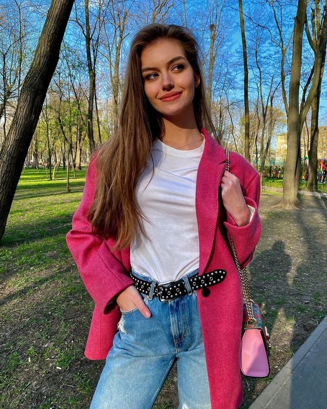 Жена Дмитрия Комарова очаровала стильным весенним образом