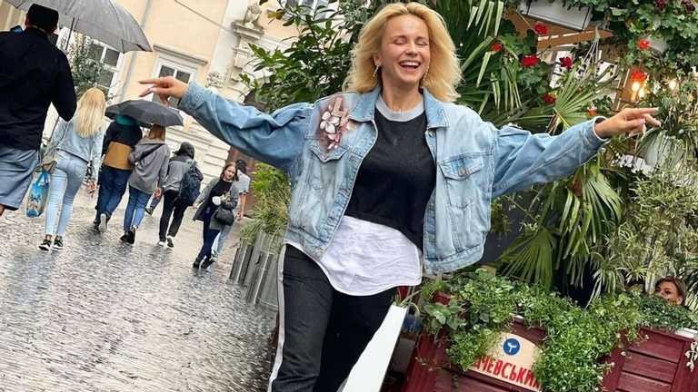 Лилия Ребрик прогулялась по дождевому Львову в стильном образе (ФОТО)