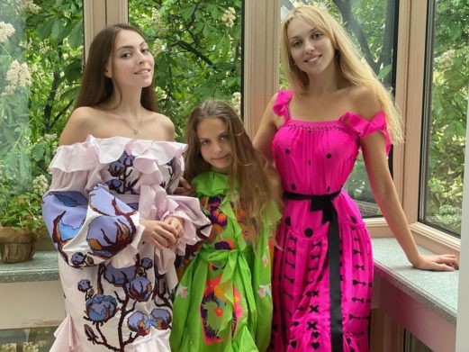 Оля Полякова показала редкое фото с подросшими дочерьми 