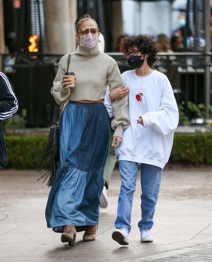 Джей Ло гуляет по городу в джинсовых макси и шароварах (ФОТО)