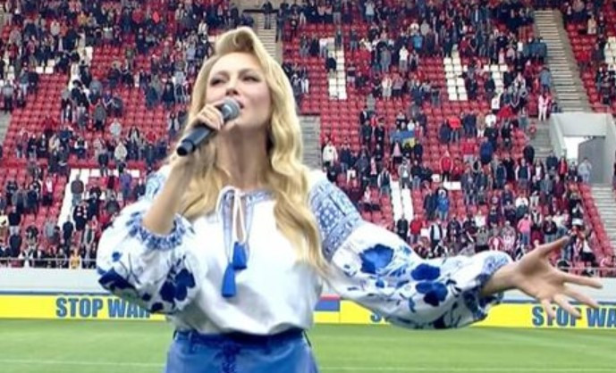 Полякова заспівала у Греції український гімн перед благодійним матчем на підтримку України 