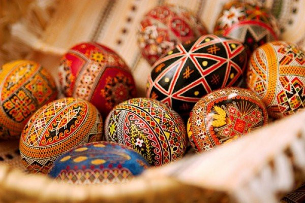 Три незвичайні й натуральні способи пофарбувати яйця на Великдень