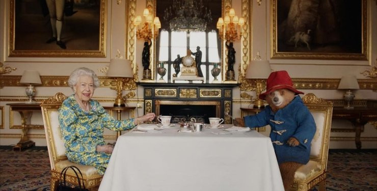 Королева Єлизавета запросила на чай ведмедика Паддінгтона (ВІДЕО)